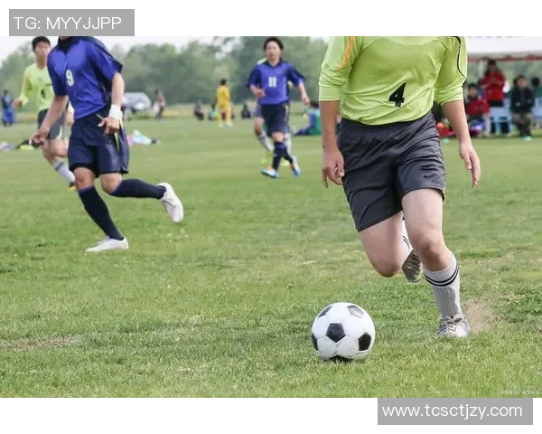 足球巨星全身英姿展现绿茵场上力量与速度之美 足球巨星全身英姿展现绿茵场上力量与速度之美